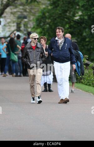 Gumball 3000 Scozia pit stop. Jonathan Ross e figlio Harvey Kirby arrivare ad unirsi al ralley con: Jonathan Ross,Harvey Kirby dove: Edimburgo, Regno Unito quando: 08 Giu 2014 Foto Stock