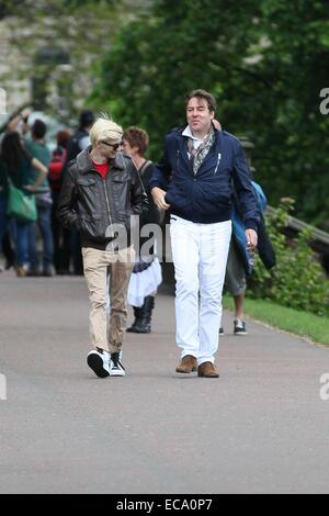 Gumball 3000 Scozia pit stop. Jonathan Ross e figlio Harvey Kirby arrivare ad unirsi al ralley con: Jonathan Ross,Harvey Kirby dove: Edimburgo, Regno Unito quando: 08 Giu 2014 Foto Stock