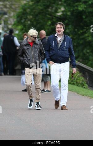 Gumball 3000 Scozia pit stop. Jonathan Ross e figlio Harvey Kirby arrivare ad unirsi al ralley con: Jonathan Ross,Harvey Kirby dove: Edimburgo, Regno Unito quando: 08 Giu 2014 Foto Stock