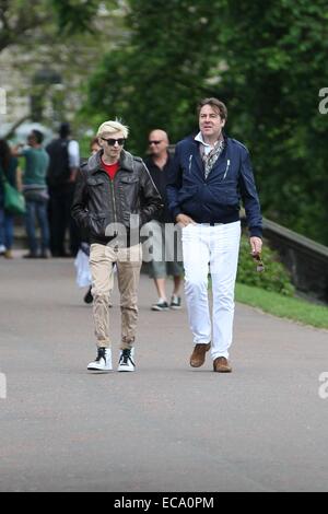 Gumball 3000 Scozia pit stop. Jonathan Ross e figlio Harvey Kirby arrivare ad unirsi al ralley con: Jonathan Ross,Harvey Kirby dove: Edimburgo, Regno Unito quando: 08 Giu 2014 Foto Stock