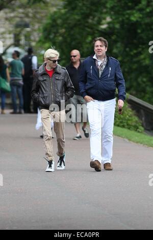 Gumball 3000 Scozia pit stop. Jonathan Ross e figlio Harvey Kirby arrivare ad unirsi al ralley con: Jonathan Ross,Harvey Kirby dove: Edimburgo, Regno Unito quando: 08 Giu 2014 Foto Stock