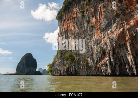 Scogliere calcaree di Phang Nga Bay Foto Stock