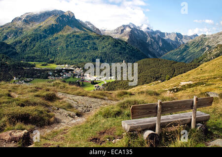 Vista a Maloja in primavera, alta Engadina, Grigioni, Svizzera Foto Stock