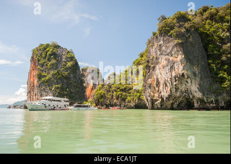 Yachts mored a isola nella baia di Phang Nga Foto Stock