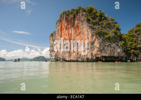 Jungle coperto scogliere calcaree a Phang Nga Bay Foto Stock