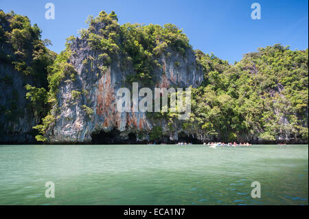 Jungle coperto scogliere calcaree a Phang Nga Bay Foto Stock