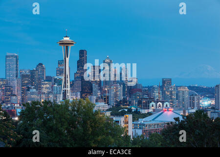 Lo skyline del centro cittadino di Seattle con lo Space Needle e il Seattle, Washington, Stati Uniti Foto Stock