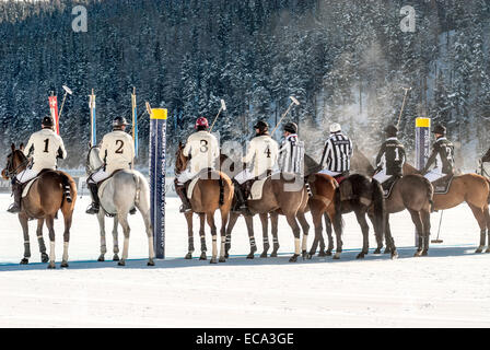 Giocatore di Polo line up durante la neve Polo World Cup 2013 corrispondono, St.Moritz, Svizzera Foto Stock