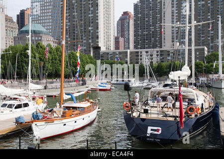 Marina, batteria area parco, centro finanziario mondiale e grattacieli, dal quartiere finanziario di Manhattan, New York, USA, America Foto Stock