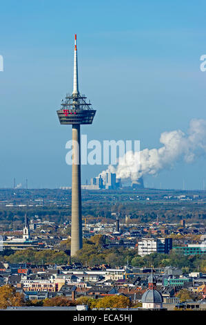 Torre di telecomunicazioni Colonius, dietro RWE impianto alimentato a carbone Niederaußem, Bergheim, Colonia, nella Renania settentrionale-Vestfalia Foto Stock