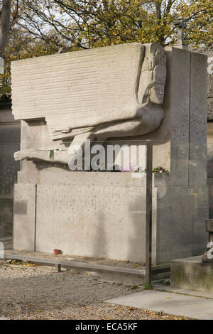 Tomba di Oscar Wilde, cimitero Pere Lachaise, Parigi, Francia Foto Stock