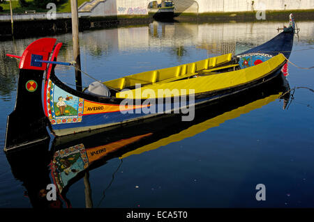 Barca tradizionale 'Moliceiro', canale centrale, Aveiro, regione di Beiras regione, Portogallo, Europa Foto Stock