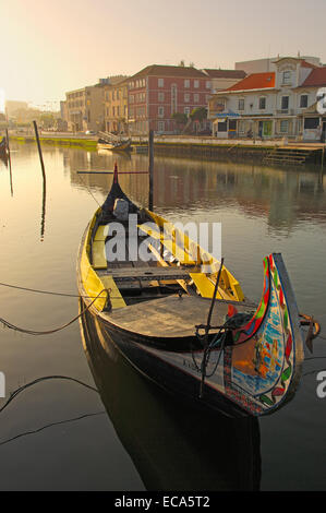 Barca tradizionale 'Moliceiro', canale centrale, Aveiro, regione di Beiras regione, Portogallo, Europa Foto Stock