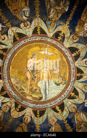 Il mosaico del soffitto del Battistero del Duomo di Ravenna, Ravenna, Emilia Romagna, Italia Foto Stock