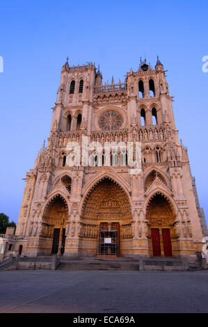 La cattedrale di Notre Dame al crepuscolo, Amiens, Somme Picardia, Francia, Europa Foto Stock