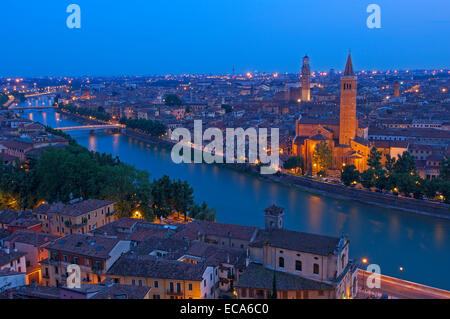 Chiesa di Santa Anastasia e Torre de Lamberti al tramonto, fiume Adige, Verona, Veneto, Italia, Europa Foto Stock