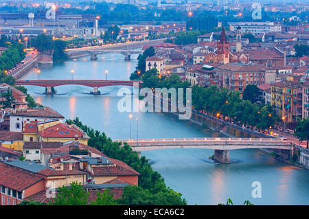Verona con il fiume Adige al tramonto, Veneto, Italia, Europa Foto Stock