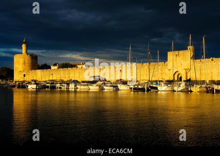 Torre di costanza, mura, Aigues-Mortes, Petit CAMARGUE, Gard Reparto, Regione Languedoc-Roussillon, in Francia, in Europa Foto Stock