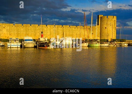 Parete della città, Aigues-Mortes, Petit CAMARGUE, Gard Reparto, Regione Languedoc-Roussillon, in Francia, in Europa Foto Stock