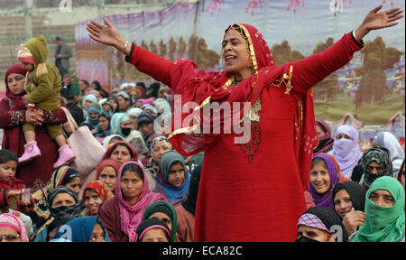 Srinagar Kashmir. 11 dicembre, 2014. Srinagar Kashmir. 11 dicembre, 2014. Srinagar, i sostenitori di dicembre i popoli Partito Democratico (PDP) charing durante la campagna elettorale nel rally SrinagarThe finale di due fasi di cinque fasi elezioni dello stato di Jammu e Kashmir si terrà il 14 dicembre e 20.e Resultson 23 dicembre. Credito: sofi suhail/Alamy Live News Foto Stock