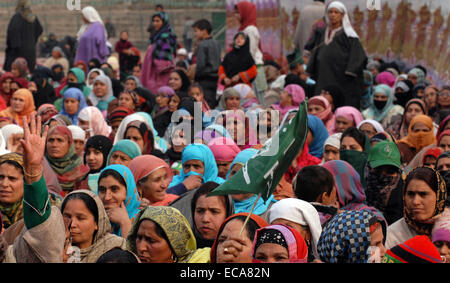 Srinagar, Indiano Kashmir amministrato: 11Dicembre i sostenitori di dicembre i popoli Partito Democratico (PDP) ascolto discorso del presidente mufti syed( non) in immagini durante la campagna elettorale nel rally SrinagarThe finale di due fasi di cinque fasi elezioni dello stato di Jammu e Kashmir si terrà il 14 dicembre e 20.e Resultson 23 dicembre. Credito: sofi suhail/Alamy Live News Foto Stock