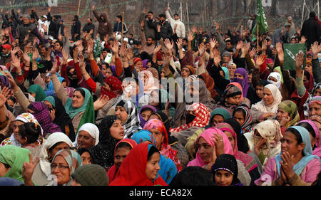 Srinagar Kashmir. 11 dicembre, 2014. Srinagar Kashmir. 11 dicembre, 2014. Srinagar, i sostenitori di dicembre i popoli Partito Democratico (PDP) charing durante la campagna elettorale nel rally SrinagarThe finale di due fasi di cinque fasi elezioni dello stato di Jammu e Kashmir si terrà il 14 dicembre e 20.e Resultson 23 dicembre. Credito: sofi suhail/Alamy Live News Foto Stock