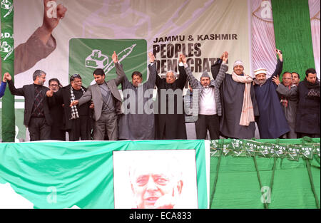 Srinagar Kashmir. 11 dicembre, 2014. Srinagar, Indiano Kashmir amministrato: 11Dicembre popoli Partito Democratico (PDP) leader Mufti Mohammad Sayeed, e con onde candidati durante la campagna elettorale nel rally SrinagarThe finale di due fasi di cinque fasi elezioni dello stato di Jammu e Kashmir si terrà il 14 dicembre e 20.e Resultson 23 dicembre. Credito: sofi suhail/Alamy Live News Foto Stock