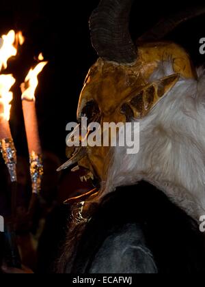 Devils run (Krampuslauf) l Avvento è tradizione in Austria. Foto Stock