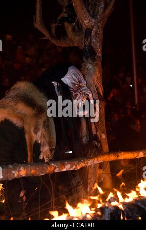 Devils run (Krampuslauf) l Avvento è tradizione in Austria. Foto Stock