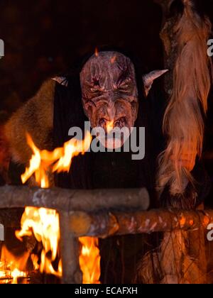 Devils run (Krampuslauf) l Avvento è tradizione in Austria. Foto Stock