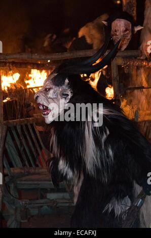 Devils run (Krampuslauf) l Avvento è tradizione in Austria. Foto Stock