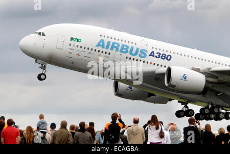 Schoenefeld, Germania. Xiii Giugno, 2010. I visitatori osservano l'inizio dell'Airbus A380-861 durante l'ultimo giorno del Salone internazionale aerospaziale (ILA) in Schoenefeld, Germania, 13 giugno 2010. Il prossimo salone aerospaziale si svolgerà dal 12 fino al 17 giugno 2012 in Selchow, proprio accanto al nuovo aeroporto Berlin-Brandenburg-International (BBI). Foto: WOLFGANG KUMM/dpa/Alamy Live News Foto Stock