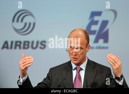 Hamburg-Finkenwerder, Germania. Il 30 ottobre 2009. Il CEO di Airbus Tom Enders gesti durante una conferenza stampa a Hamburg-Finkenwerder, Germania, 30 ottobre 2009. Vettore francese Air France, la prima compagnia aerea europea a mettere un A380 in funzionamento, PRELEVATI A380 presso la fabbrica dell'Airbus. Un totale di 600 ospiti, 200 da Francia, venne alla cerimonia per la società?s locali. Foto: MARCUS BRANDT/dpa/Alamy Live News Foto Stock