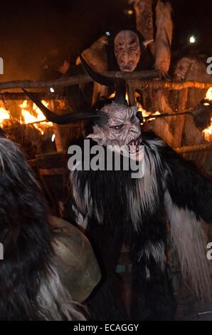 Devils run (Krampuslauf) l Avvento è tradizione in Austria. Foto Stock