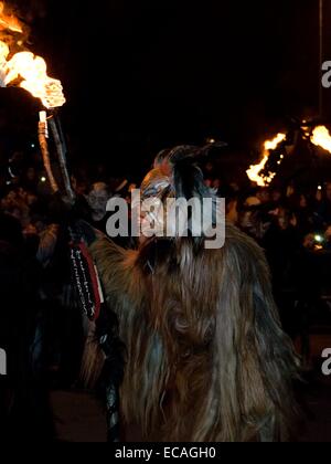 Devils run (Krampuslauf) l Avvento è tradizione in Austria. Foto Stock