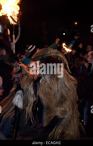 Devils run (Krampuslauf) l Avvento è tradizione in Austria. Foto Stock