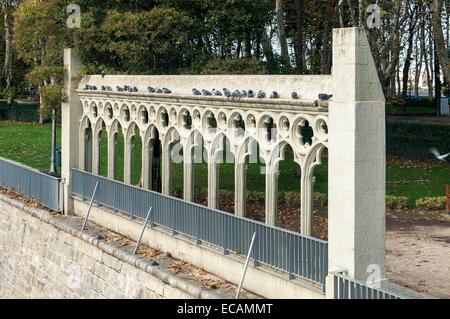 Costruzione di archi nel fossato della cittadella, giardini della città di Pamplona, Navarra, Spagna. Foto Stock