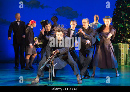 Nella foto: Liam il tosaerba come Edward Mani di forbice. Photocall di Matthew Bourne's adeguamento per lo stadio di Tim Burton film 'Edward Mani di Forbice' a Sadler's Wells. Edward Mani di Forbice corre dal 2 dicembre 2014 al 11 gennaio 2015 a: Sadler's Wells Theatre, Londra. Edward Mani di forbice è prodotta da Matthew Bourne è un'azienda nuove avventure. Edward Mani di forbice è svolto da Liam rasaerba e Dominic Nord, Kim Boggs è svolto da Katy Lowenhoff e Ashley Shaw (sulle alternative notti). Foto Stock