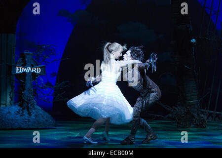 Nella foto: Liam il tosaerba come Edward Mani di forbice e Katy Lowenhoff come Kim Boggs. Photocall di Matthew Bourne's adeguamento per lo stadio di Tim Burton film 'Edward Mani di Forbice' a Sadler's Wells. Edward Mani di Forbice corre dal 2 dicembre 2014 al 11 gennaio 2015 a: Sadler's Wells Theatre, Londra. Edward Mani di forbice è prodotta da Matthew Bourne è un'azienda nuove avventure. Edward Mani di forbice è svolto da Liam rasaerba e Dominic Nord, Kim Boggs è svolto da Katy Lowenhoff e Ashley Shaw (sulle alternative notti). Foto Stock