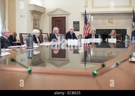 La US Federal Reserve governatori si incontrano per discutere alimentato governatori discutere la regola proposta per basato sul rischio e supplementi di capitale per le banche di maggiori dimensioni Dicembre 9, 2014 a Washington, DC. Il consiglio di amministrazione ha superato la proposta di basati sul rischio maggiorazioni sui più importanti banche degli Stati Uniti per il sistema finanziario globale. Foto Stock