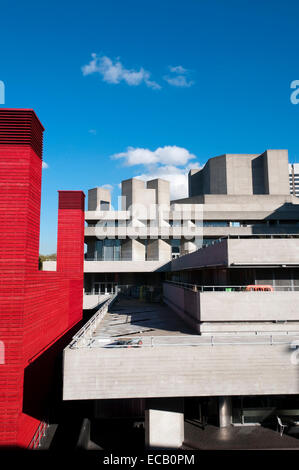 Il Teatro Nazionale temporanea dell auditorium, il capannone progettato da Haworth Tompkins, di fronte al teatro principale da Denys Lasdun Foto Stock