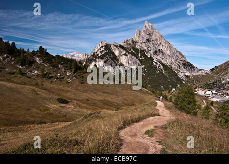 Il picco chiamato Sasso di Stria con Passo Falzarego sul lato sinistro Foto Stock