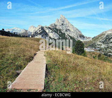 Il picco chiamato Sasso di Stria con Passo Falzarego sul lato sinistro Foto Stock