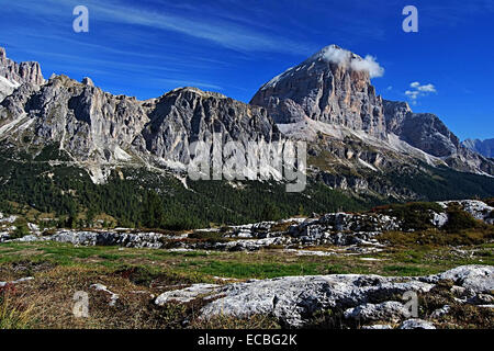 Picchi chiamati Col de Bos Rozes e il più alto della Tofana di Rozes in Tofane gruppo di montagna nelle Dolomiti vicino a Cortina d'Ampezzo Foto Stock