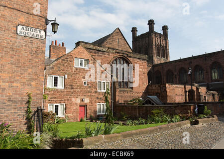 Città di Chester, Inghilterra. Vista pittoresca di Chester's Abbey Square con Chester Cathedral in background. Foto Stock