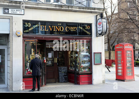 El Vino commercianti di vino negozio a Londra, Inghilterra. Il negozio vende e le importazioni di vino, cibo, caffè e birre. Foto Stock