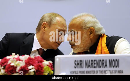 (141211) -- NEW DELHI, Dic 11, 2014 (Xinhua) -- Primo Ministro indiano Narendra Modi(R) e il Presidente russo Vladimir Putin parla durante una sessione del World Diamond Conferenza di Nuova Delhi, India, Dic 11, 2014. Putin ha tenuto colloqui con i leader indiani giovedì a rafforzare gli scambi e la cooperazione nel settore energetico. (Xinhua/Partha Sarkar)(lmz) Foto Stock
