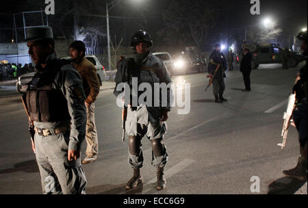 A Kabul, Afghanistan. Undicesimo Dec, 2014. Le forze di sicurezza afgane posizionarsi al di fuori di un high school dopo un attentato suicida a Kabul, Afghanistan, Dic 11, 2014. Due persone tra cui il pirata informatico sono stati uccisi e 20 altri feriti come un attentatore suicida si è fatto esplodere tra le persone che si sono riuniti per guardare uno spettacolo in una scuola di giovedì, Kabul capo di polizia di Abdul Rahman Rahimi ha detto ai giornalisti qui. © Ahmad Massoud/Xinhua/Alamy Live News Foto Stock