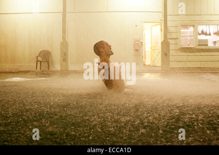 Giovane uomo in piedi in Keough Hot Springs Foto Stock