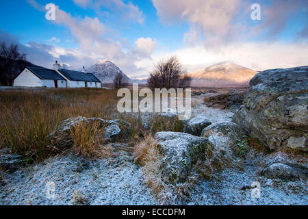 Neve a Black Rock Cottage a Glencoe nelle Highlands, Scotland Regno Unito Foto Stock